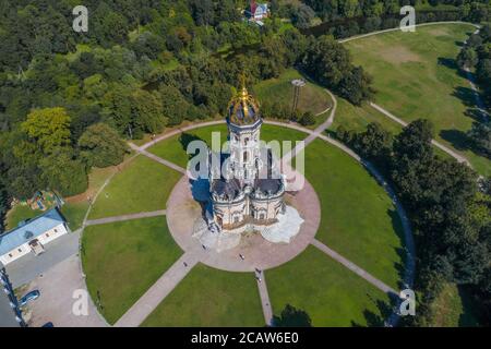 Vue de dessus de l'ancienne église du signe de la Sainte Vierge Marie lors d'une journée ensoleillée de septembre (photographie aérienne). Podolsk, Russie Banque D'Images