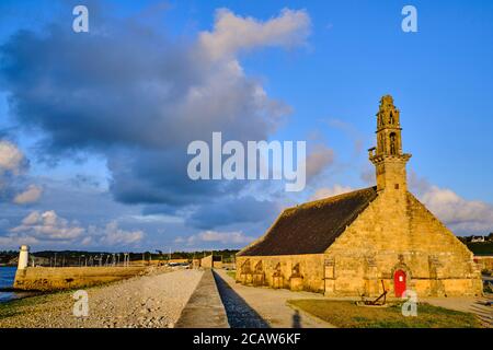 France, Finistère (29), Cornouaille, péninsule de Crozon, Camaret-sur-Mer, le Port et la chapelle notre-Dame de Rocamadour Banque D'Images