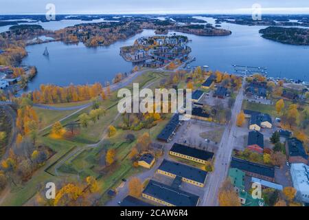 Vue sur le lac Saimaa depuis le côté de l'ancienne forteresse de la ville de Lappeenranta, le jour nuageux d'octobre (photographie aérienne). Finlande Banque D'Images