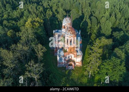 Ruines de l'ancienne église de la Trinité (la vie-donnant la Trinité à Yazvischi) dans la forêt dans une soirée ensoleillée de juillet (photographie aérienne). Région de Novgorod Banque D'Images