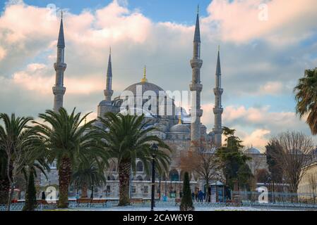 Vue sur la Mosquée bleue lors d'une soirée de janvier. Istanbul, Turquie Banque D'Images