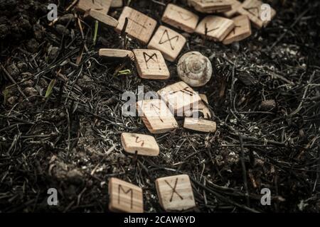 runes en bois sur le sol Banque D'Images