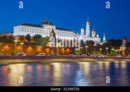 Le Grand Palais du Kremlin et les temples du Kremlin de Moscou dans le paysage de la soirée. Moscou, Russie Banque D'Images