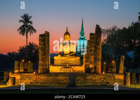 Les ruines du temple bouddhiste de Wat Chana Songkhram dans la nuit s'éclairant sur le fond du coucher de soleil sortant. Parc historique de Sukhotai Banque D'Images