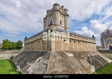 Vue sud-ouest du château de Vincennes à Paris, érigé par Louis VII vers 1150. France. 1er septembre 2017 Banque D'Images