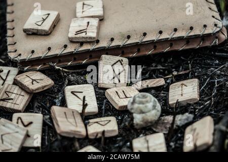 runes en bois sur le sol Banque D'Images