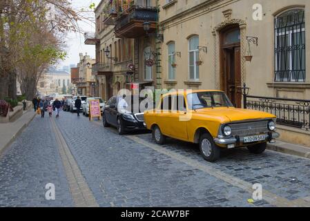 BAKOU, AZERBAÏDJAN - 30 DÉCEMBRE 2017 : voiture rétro soviétique 'Izh Moskvich-412' dans la rue de la vieille ville Banque D'Images