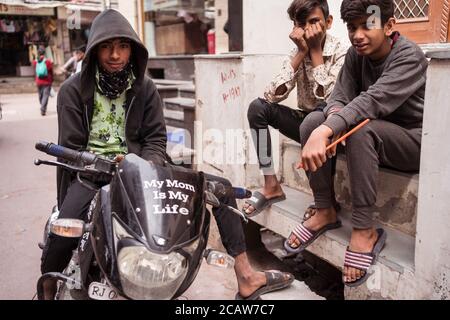 Pushkar / Inde - 10 mars 2020: Garçon indien en moto avec des lettres disant que mon amour est ma mère Banque D'Images