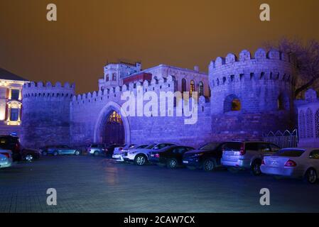 BAKOU, AZERBAÏDJAN - 30 DÉCEMBRE 2017 : les portes de la forteresse de la vieille ville dans l'illumination nocturne Banque D'Images