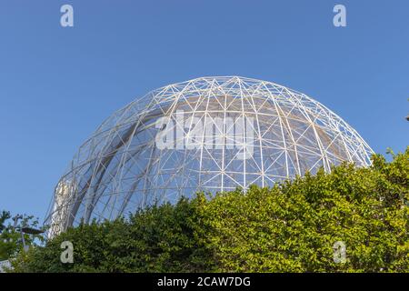 Grande cage d'oiseaux de ville sphérique à Valence, Espagne pour les oiseaux exotiques Banque D'Images