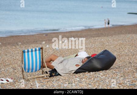 Brighton, Royaume-Uni. 09e août 2020. Un couple s'est écrasé sur Brighton Beach tôt ce matin. Credit: James Boardman / Alamy Live News Banque D'Images