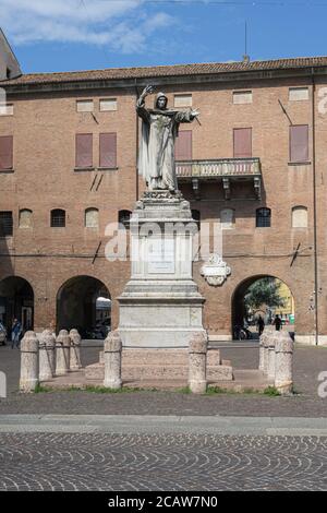 Ferrara, Italie. 6 août 2020. La statue de Girolamo Savonarola, religieux italien, politicien et prédicateur à Ferrara, Italie Banque D'Images