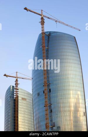 BAKOU, AZERBAÏDJAN - 04 JANVIER 2018 : grues de levage pour la construction de bâtiments modernes de grande hauteur Banque D'Images