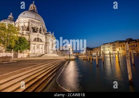 La basilique Di Santa Maria Della Salute et la Canale Grande à Venise la nuit Banque D'Images