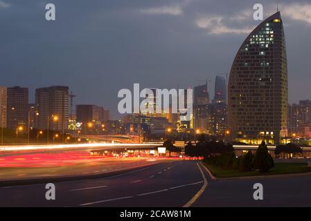 BAKOU, AZERBAÏDJAN - 05 JANVIER 2018 : crépuscule de janvier dans la ville moderne de Bakou Banque D'Images