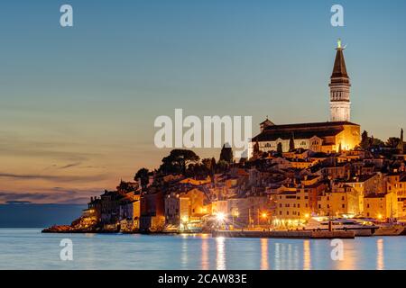 Rovinj en Croatie avec l'église emblématique de Saint Euphemia après coucher de soleil Banque D'Images