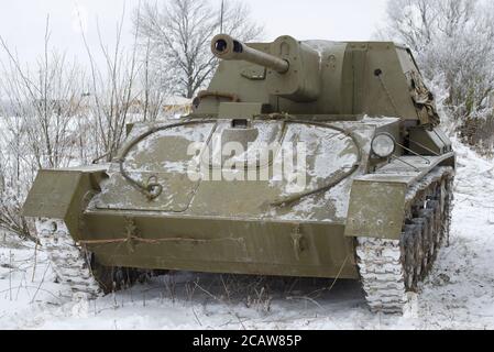 ST. PETERSBURG, RUSSIE - 14 JANVIER 2018: Su-76 - le canon d'artillerie soviétique automoteur de la période de la Seconde Guerre mondiale en gros plan dans la victoire trouble Banque D'Images