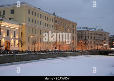 ST. PETERSBURG, RUSSIE - 30 JANVIER 2018 : crépuscule d'hiver sur la rivière Moika Banque D'Images