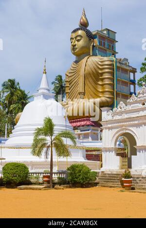 DIKWELLA, SRI LANKA - 17 FÉVRIER 2020 : sculpture géante d'un Bouddha assis (Bouddha avec une maison sur son dos) sur le Wewrukannala Buduraja Maha Vihara Banque D'Images