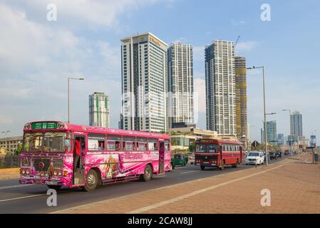 COLOMBO, SRI LANKA - 21 FÉVRIER 2020 : bus sri lankais à l'arrière-plan du complexe moderne de plusieurs étages 'Shangri-la' Banque D'Images