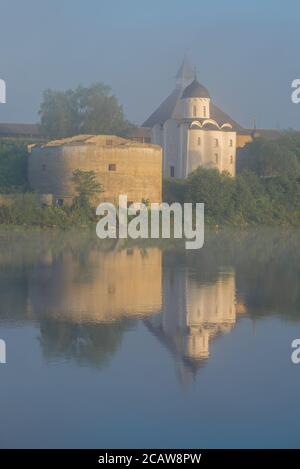 Église Saint-George dans la forteresse de l'ancienne Ladoga dans le brouillard du matin de juin. Leningrad, Russie Banque D'Images