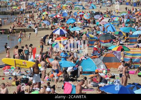 Les gens apprécient le temps chaud à la plage de Bournemouth à Dorset. Banque D'Images
