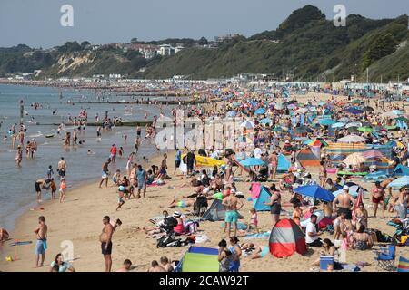 Les gens apprécient le temps chaud à la plage de Bournemouth à Dorset. Banque D'Images