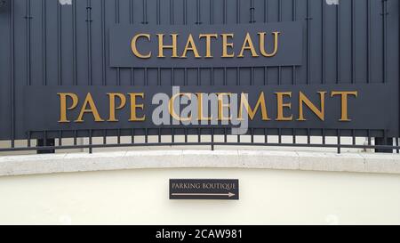 Bordeaux , Aquitaine / France - 08 04 2020 : Château Pape Clément texte et logo devant l'entrée du château de vin célèbre historique de pessac bord Banque D'Images