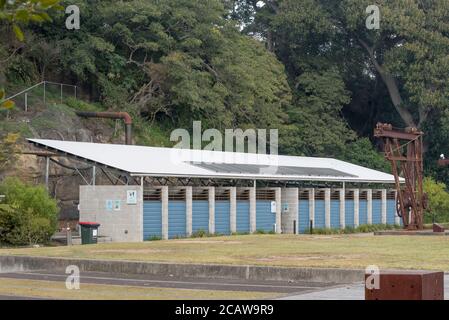 Une douche solaire et des toilettes sont situées près d'une falaise près de la zone de camping de l'île Cockatoo, dans le port de Sydney, en Australie Banque D'Images