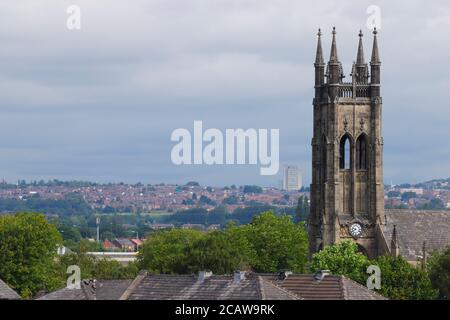 Vue sur Ashton sous Lyne à Manchester avec St Peters Église Banque D'Images