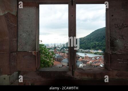 Vue à travers une fenêtre en ruine de Schloss Heidelberg (château) sur la vieille ville. Heidelberg, Allemagne. Banque D'Images