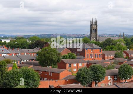 Vue sur Ashton sous Lyne à Manchester avec St Peters Église Banque D'Images