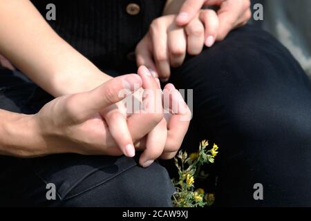 Un couple aimant tient les mains de l'autre. Les mains en gros plan. Banque D'Images