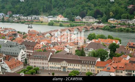 Vue aérienne sur le Vieux Pont et la rivière Neckar depuis Schloss Heidelberg (château). Heidelberg, Allemagne. Banque D'Images