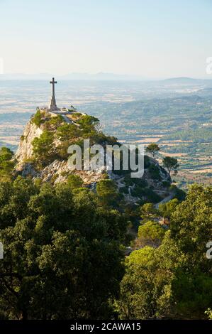 Vue sur le paysage depuis le sanctuaire de Sant Salvador avec Creu del Picot Cross, la plaine d'El Pla et la Serra de Tramuntana (Felanitx, Majorque, Iles Baléares, Espagne) Banque D'Images