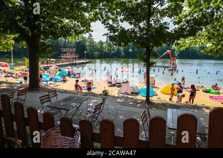 Strandbad Lübars lac plage dans le quartier Reinickendorf de Berlin lors d'une chaude journée d'été pendant la crise du coronavirus en Allemagne. Banque D'Images