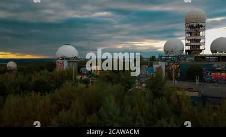 Vue de drone de la station d'écoute américaine abandonnée de l'époque de la guerre froide sur la colline des décombres de Teufelsberg dans la forêt de Grunewald au coucher du soleil. Banque D'Images