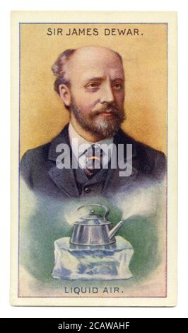 Une vieille carte à cigarettes (c. 1929) avec un portrait de Sir James Dewar (1842–1923) et une illustration de l'air liquide. Dewar était un chimiste et physicien écossais. Il est surtout connu pour son invention de la fiole à vide, qu'il a utilisée en conjonction avec la recherche sur la liquéfaction des gaz. Ses travaux sur la liquéfaction des gaz dits permanents comprenaient des recherches à des températures proches de zéro absolu. En 1884, à l'établissement Royal, il a illustré pour la première fois en public la liquéfaction de l'oxygène et de l'air. Banque D'Images