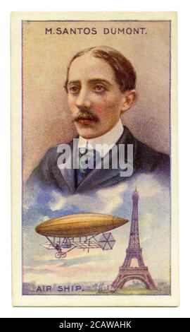 Une vieille carte à cigarettes (c. 1929) avec un portrait d'Alberto Santos-Dumont (1873-1932) et une illustration de son navire. Dumont était un inventeur brésilien et un pionnier de l'aviation dans le développement d'avions plus légers que l'air et plus lourds que l'air. Santos-Dumont a travaillé à Paris, où il a passé la majeure partie de sa vie adulte. Au début de sa carrière, il a conçu et volé des ballons à air chaud et a remporté le prix Deutsch de la Meurthe en 1901 pour un vol qui a arrondi la Tour Eiffel. En 1906, ses 14-bis ont fait le premier vol plus lourd que aérien en Europe. Il n'a pas breveté ses innovations. Banque D'Images