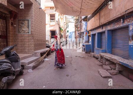 Jodhpur / Inde - 18 mars 2020: Femme Rajasthan balayant la rue avec un balai Banque D'Images