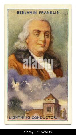 Une vieille carte à cigarettes (c. 1929) avec un portrait de Benjamin Franklin FRS FRSA FRSE (1706–1790) et une illustration de son conducteur de foudre (tige). Franklin était l'un des Pères fondateurs des États-Unis. En tant qu'inventeur, il est connu pour la barre d'éclairs, les bifociaux et le poêle Franklin. Franklin a mené sa célèbre expérience de cerf-volant à Philadelphie en 1752, en extrayant des étincelles d'un nuage. Le cerf-volant a recueilli une charge électrique à partir d'un nuage de tempête, montrant que la foudre était électrique. Il a ensuite installé des chefs d'orchestre dans sa propre maison et dans la Pennsylvania State House. Banque D'Images