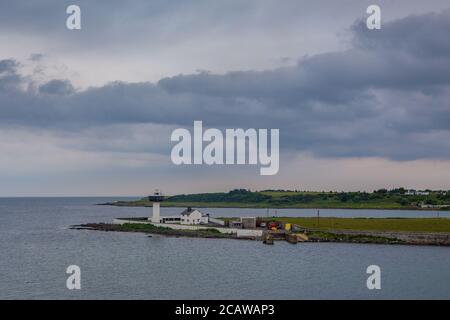 La vue côtière du port Larne, en Irlande du Nord. Par jour nuageux. Banque D'Images