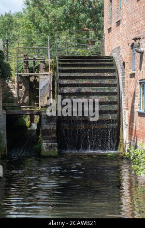 Grande roue de la fraise d'eau fonctionnant en cours d'eau Banque D'Images