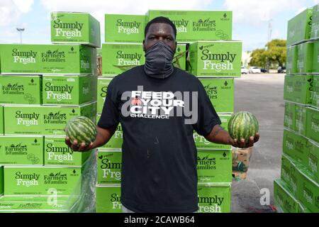 Miami Gardens Beach, Floride, États-Unis. 08 août 2020. Tony Draper au défi Feed Your City au Calder Casino, fondé par le magnat de la musique Tony Draper et la star à la retraite de la NBA Ricky Davis, la campagne Nationwide Feed Your City Challenge fournit des produits d'épicerie frais et du matériel de protection individuelle aux communautés défavorisées touchées par la pandémie du coronavirus (COVID-19). Le 8 août, 2020 à Miami Gardens, Floride. Crédit : Mpi04/Media Punch/Alamy Live News Banque D'Images