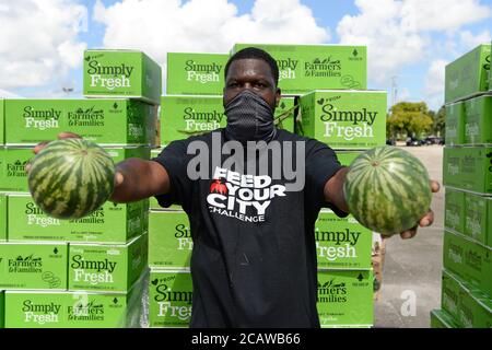 Miami Gardens Beach, Floride, États-Unis. 08 août 2020. Tony Draper au défi Feed Your City au Calder Casino, fondé par le magnat de la musique Tony Draper et la star à la retraite de la NBA Ricky Davis, la campagne Nationwide Feed Your City Challenge fournit des produits d'épicerie frais et du matériel de protection individuelle aux communautés défavorisées touchées par la pandémie du coronavirus (COVID-19). Le 8 août, 2020 à Miami Gardens, Floride. Crédit : Mpi04/Media Punch/Alamy Live News Banque D'Images