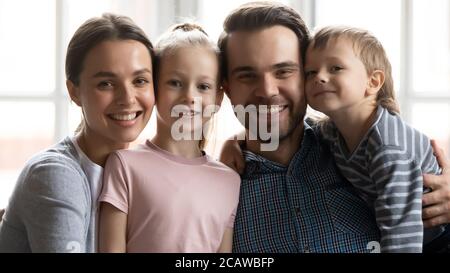 Portrait de jeunes parents heureux qui câlinent des enfants. Banque D'Images