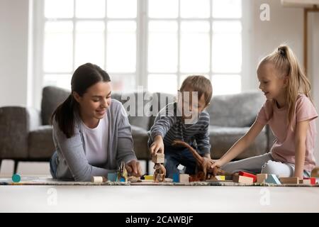 Une mère affectueuse jouant avec de petits enfants. Banque D'Images