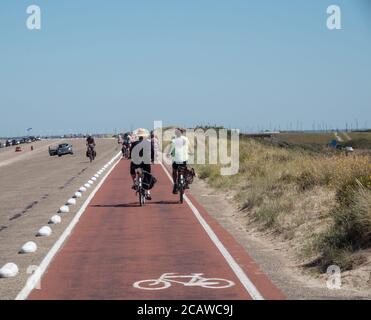Ouddorp,Hollande,05-août-2020:les gens en vélo ayant des vacances en hollande et profiter de la zone touristique comme le brouwersdanm, cet endroit est bien connu par les touristes à cause des sports nautiques Banque D'Images