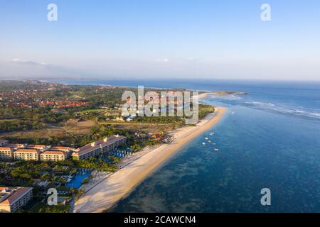 Vue aérienne de la belle plage, hôtels, Nusa Dua Bali, Indonésie. Concept de voyage Banque D'Images