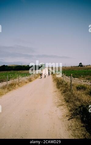 Photo verticale de personnes à vélo à Porto Covo, Alentejo, Portugal Banque D'Images